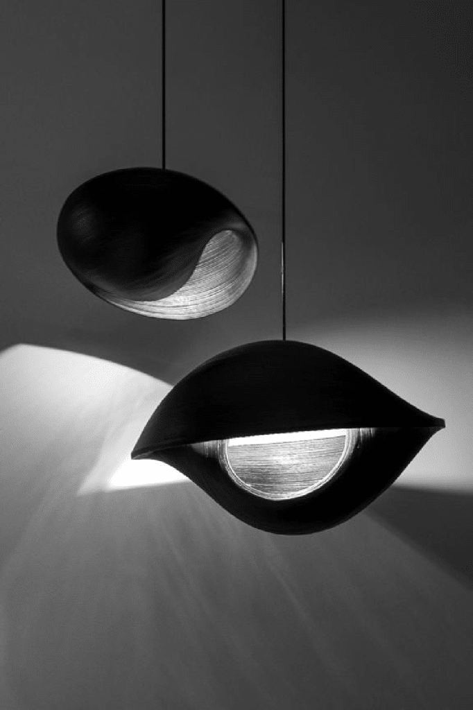 Lampă cu design organic, creată manual din bambus natural.