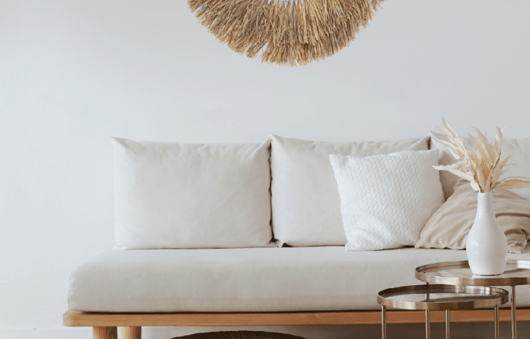 Evantai decorativ din iarbă de mare împletită manual, cu accente naturale din scoici, perfect pentru decor boho