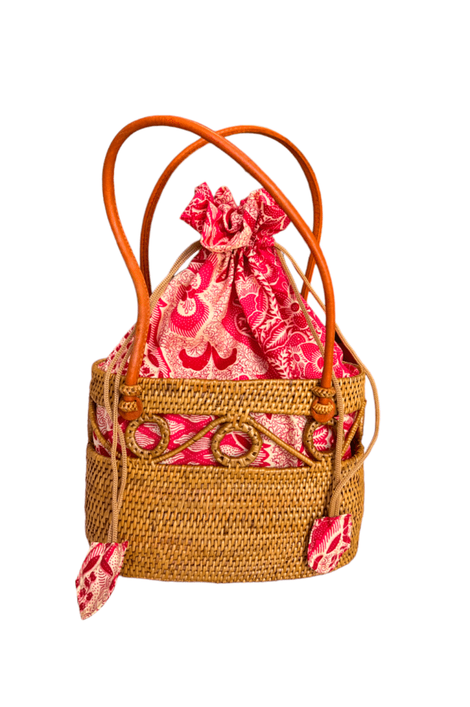 Geantă handmade din ratan împletit, accesoriu de vară pentru ținute boho și casual.