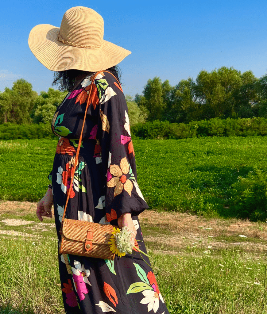Geantă elegantă din ratan împletit manual, cu un design natural și versatil, perfectă pentru ținute casual sau de vară.
