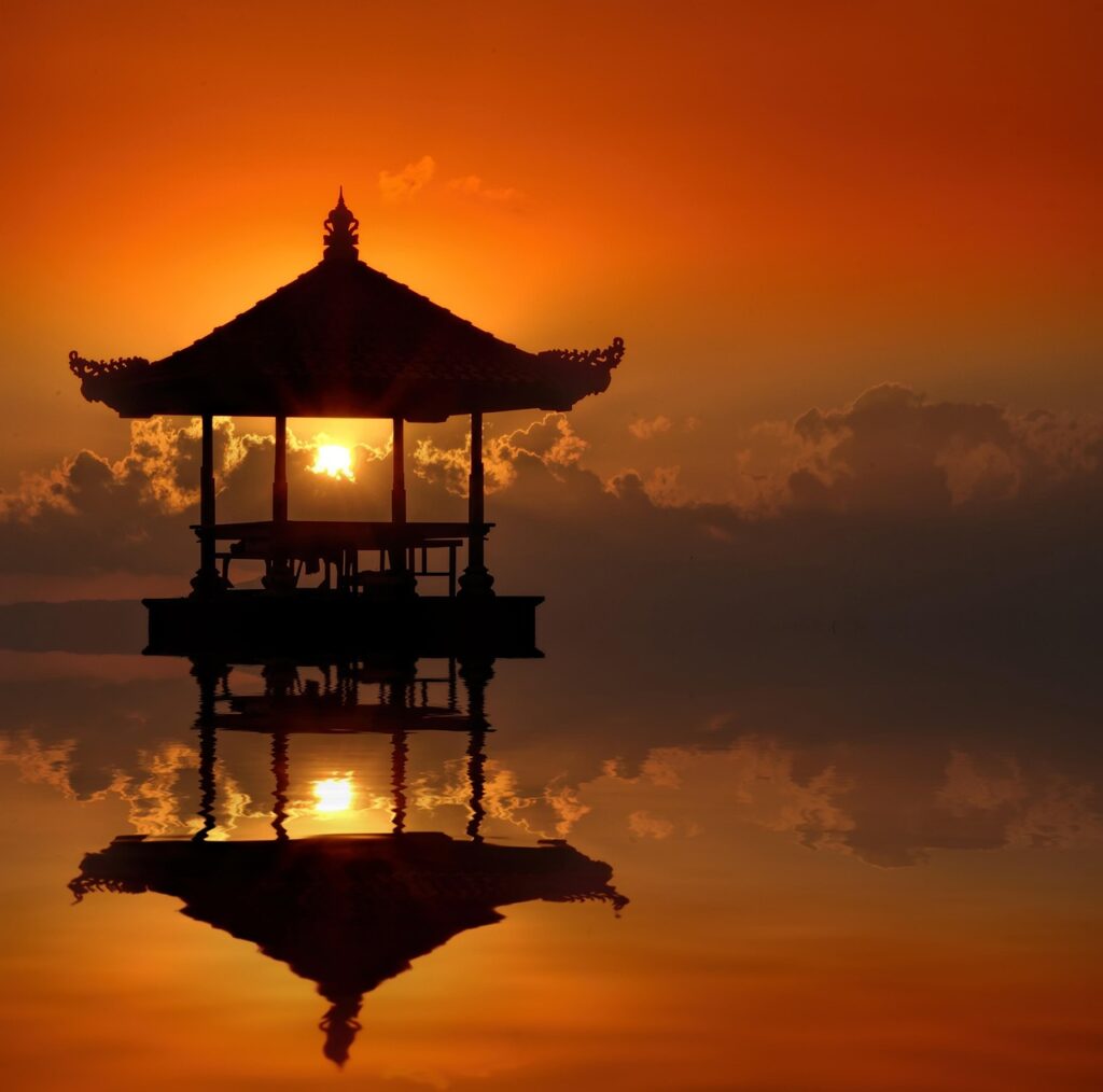 Peisaj tropical din Bali la apus – începutul unei călătorii interioare