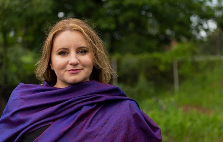 Abajur handmade din ratan natural, creat de artizani din Bali – simbol al simplității și rafinamentului, parte din povestea brandului Soaptha.