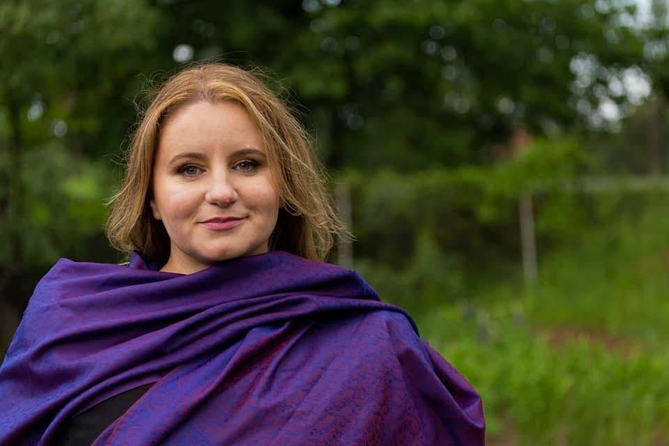 Abajur handmade din ratan natural, creat de artizani din Bali – simbol al simplității și rafinamentului, parte din povestea brandului Soaptha.